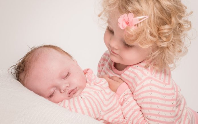 sisters-2675882_1280