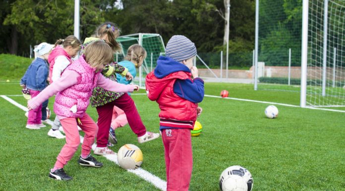 Primavara, sezonul „anomaliilor” vestimentare: copii in tricouri vs. copii cu geaca de iarna