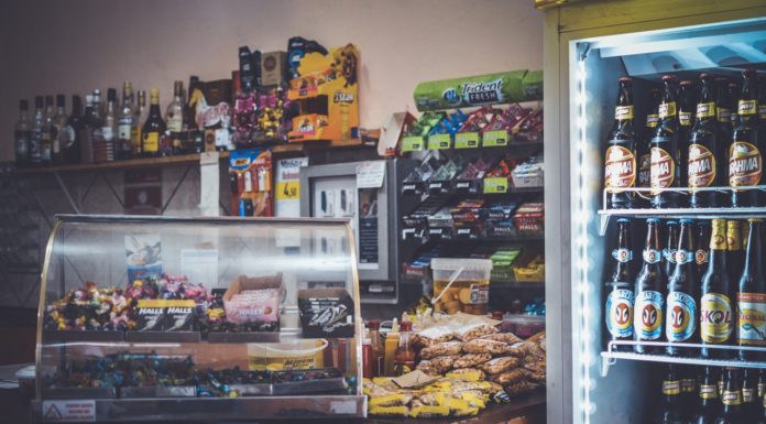 Elevi ademeniti cu chipsuri, inghetata si sucuri carbogazoase la magazinul din curtea scolii