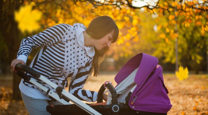Blocurile fara rampa, chinul mamelor cu carucioare. Ce trebuie sa indure mamicile