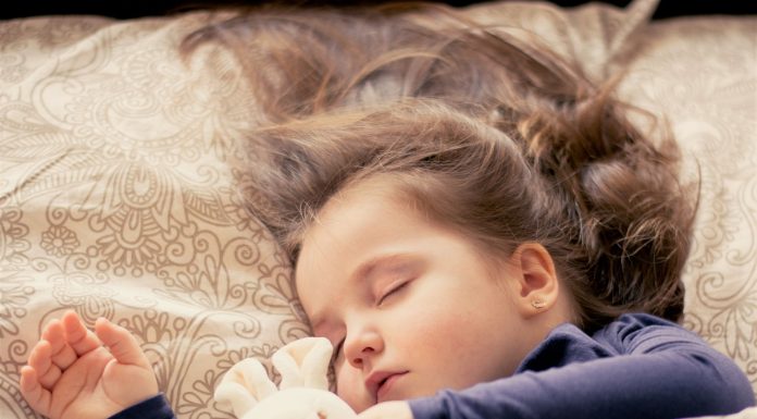 Cand trece bebelusul de la doua reprize de somn pe zi la una singura