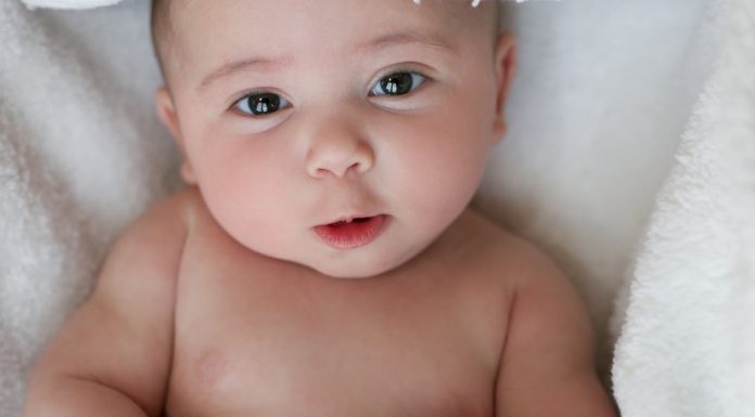 Decalotarea: da sau nu? Ce le-au recomandat medicii mamicilor de baieti din afara Romaniei