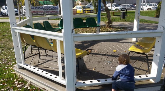 Parculetul de langa casa, plin de coji de seminte, cioburi, mucuri de tigara si pipi de caine