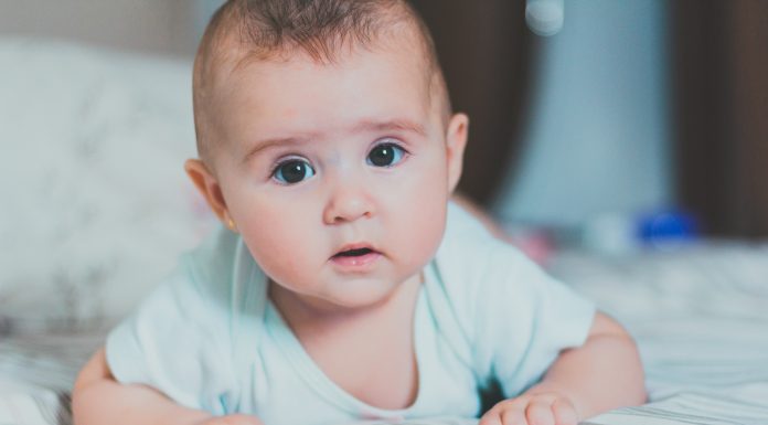 Boala de reflux gastroesofagian: simptome si tratament. Cum a reusit o mamica sa amelioreze refluxul bebelusului ei