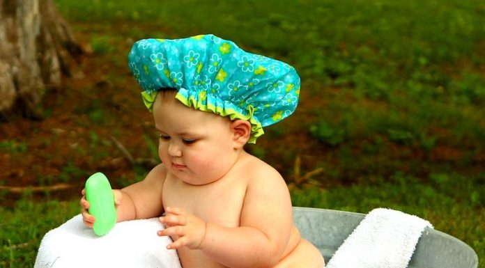 Spalatul pe cap al copiilor, un moment desprins din filmele de groaza