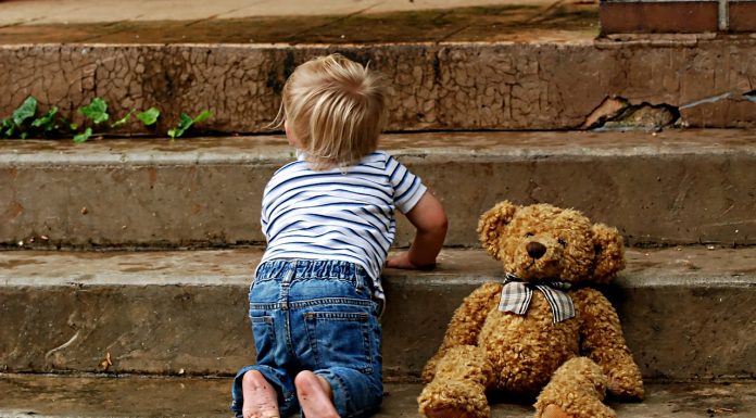 Bebelusul la un an si doua luni, bomba cu ceas: mereu gata sa faca o boacana