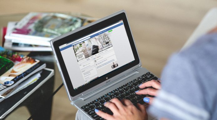 Grupurile de mamici de pe Facebook nu tin loc de medic. Cum isi pun unele mame copiii in pericol