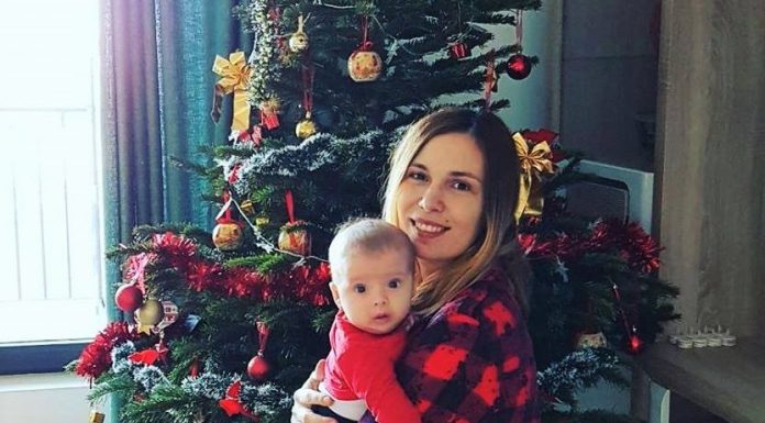 Brad in casa cu bebelus aventurier: da sau ba? Foto: Bebe Edy anul trecut, la primul Craciun din viata lui :)