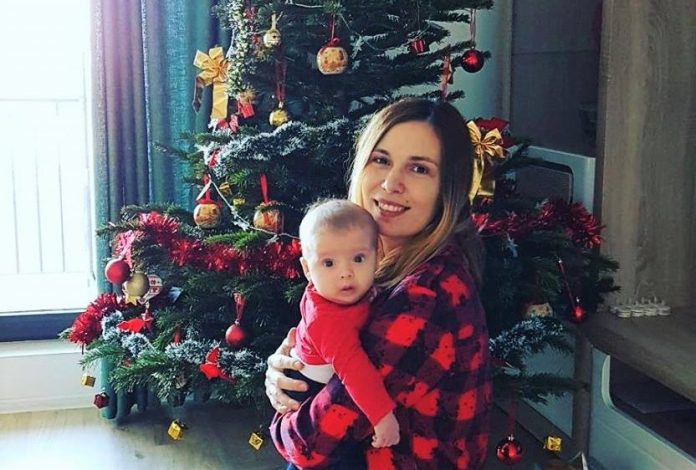 Foto: Bebe Edy anul trecut, la primul Craciun din viata lui :)