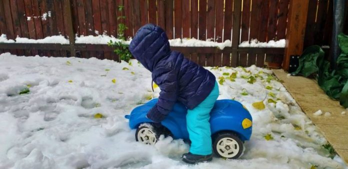 Cum imbraci un bebelus pentru iesit la zapada