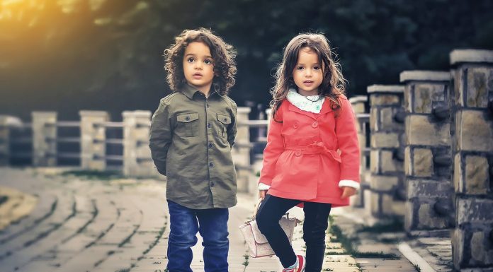 “Si, nu il tunzi si pe el? Ii e cald, transpira!” Despre presiunea de a-i tunde pe baietei