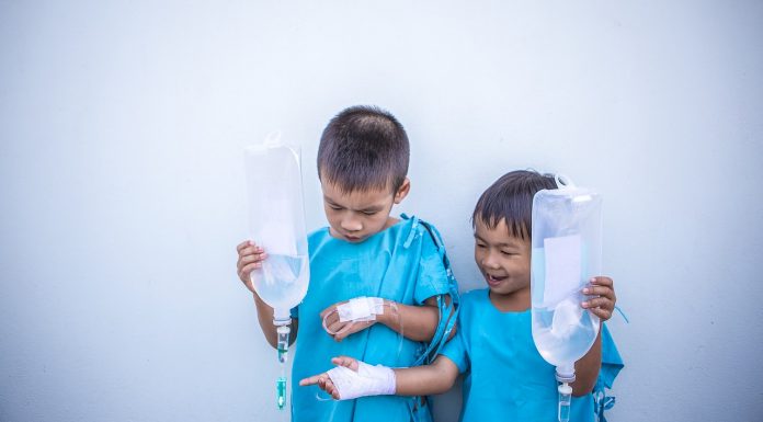 Mononucleoza – “boala sarutului”. Cum iti dai seama daca micutul tau o are: simptome si tratament