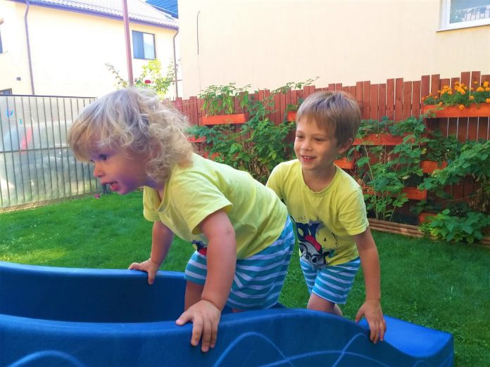 frati diferenta patru ani